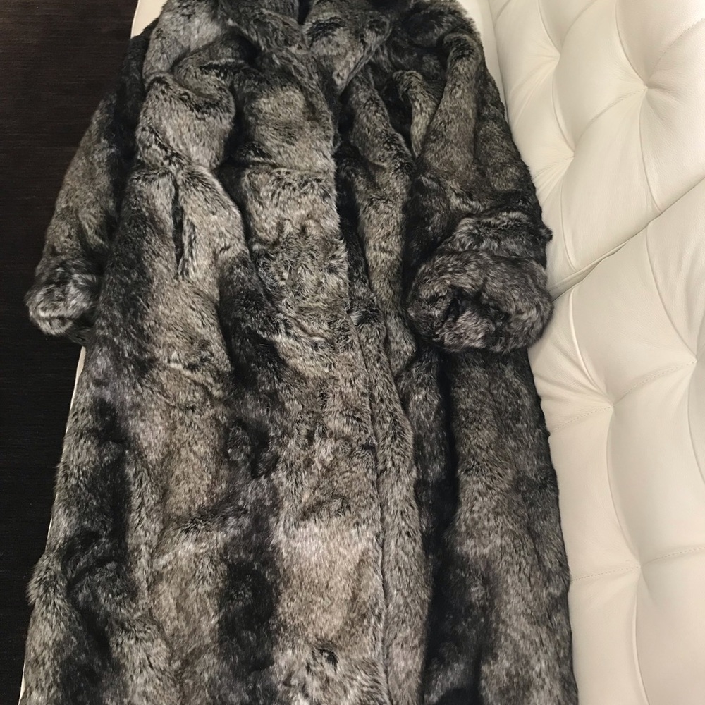 🔥SOLD🔥Beautiful Faux Fur Coat, Brand new - Picture 3 of 8